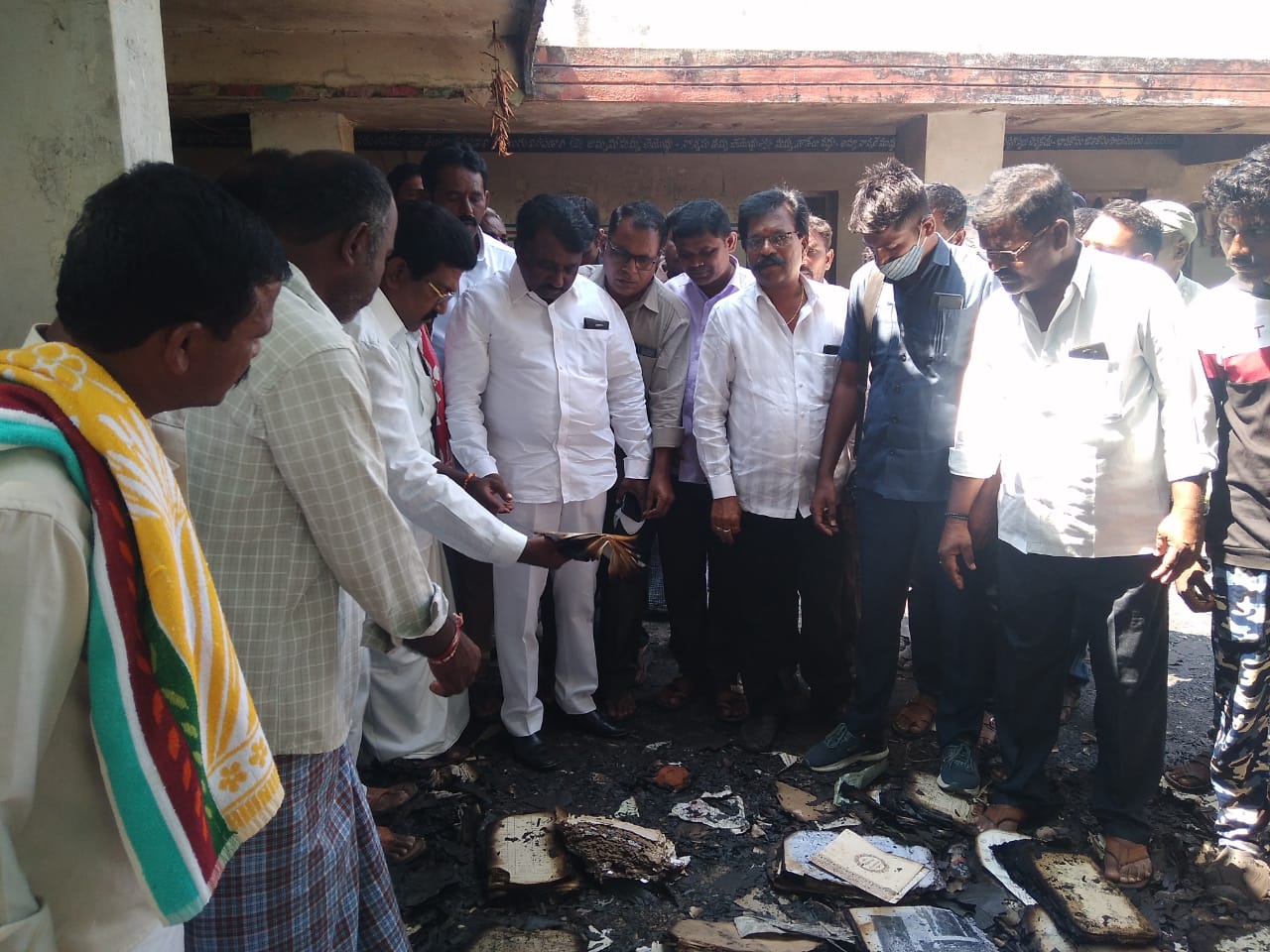 తాసీల్దార్ కార్యాలయాన్ని పరిశీలించిన ఎమ్యెల్యే అబ్రహం