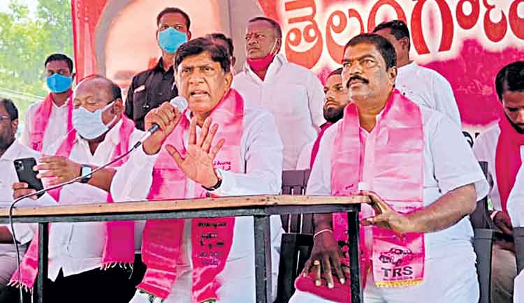 బండి వల్లే రైల్వేలైన్‌ రద్దు