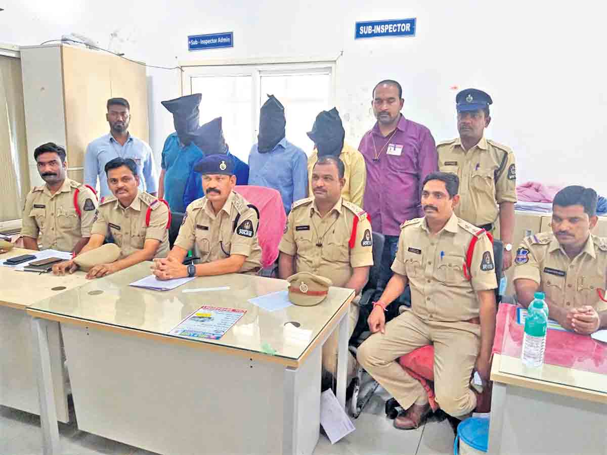 నగరంలోని గోడౌన్లపై ఏకకాలంలో దాడులు