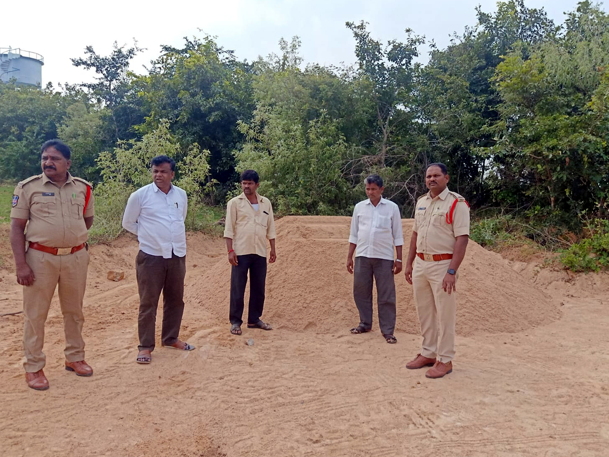 Vikarabad : దేవులానాయక్‌తండాలో ఇసుక నిల్వలు సీజ్‌