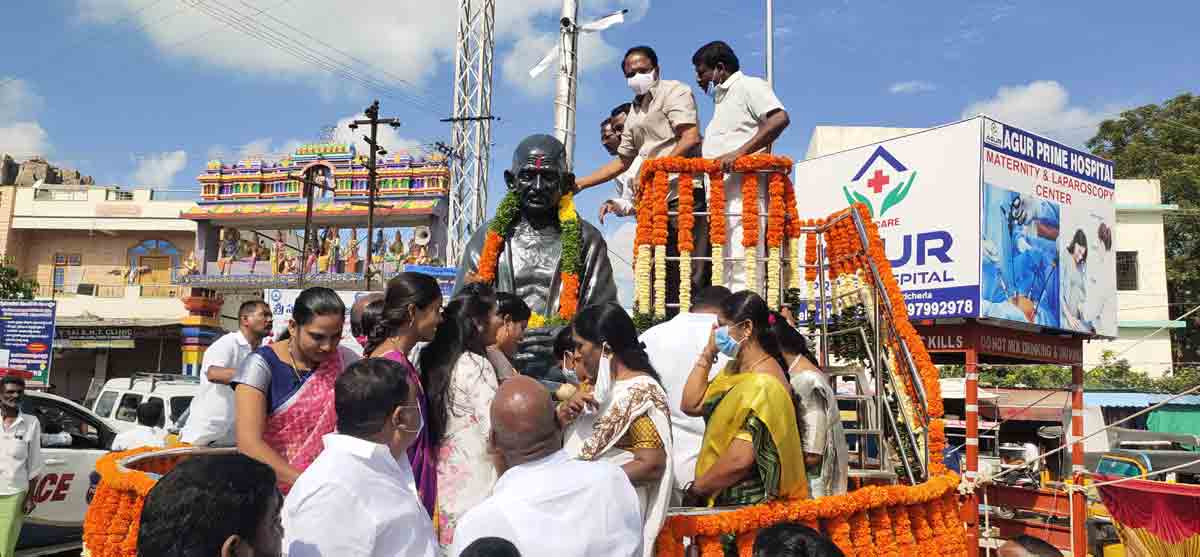 మహాత్ముడి అడుగుజాడల్లో పయనిద్దాం