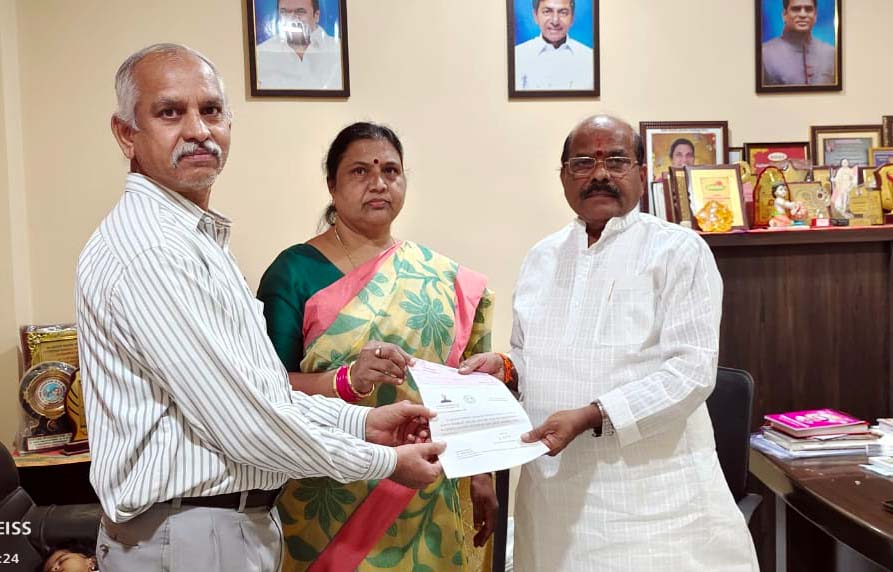 Cmrf | సీఎం రిలీఫ్‌ ఫండ్‌ చెక్కు అందజేత