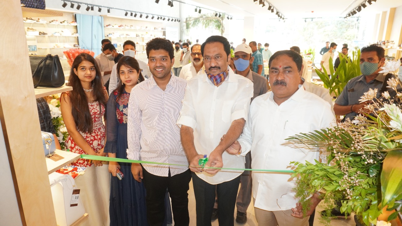 Opening | జూబ్లీహిల్స్​‍లో రాపోర్ట్  షూస్ స్టోర్‌ ప్రారంభించిన మంత్రి ఎర్ర‌బెల్లి దయాకర్‌రావు