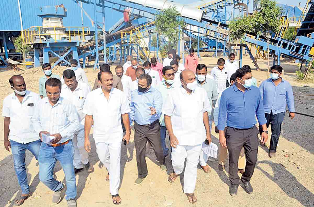 శిథిలాలను రీసైక్లింగ్‌కు చేరవేయాలి