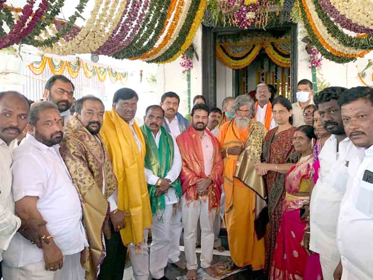 Vikarabad : ధ్వజస్తంభ ప్రతిష్ఠాపన ఉత్సవాల్లో పాల్గొన్న మంత్రి సబితారెడ్డి, ఎమ్మెల్యేలు