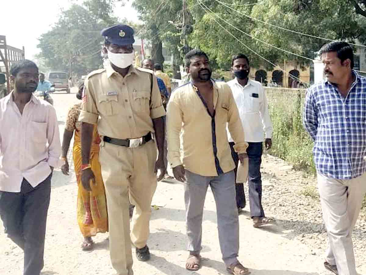 Vikarabad : భూమిని పట్టా చేయడం లేదని తాసిల్దార్‌ కార్యాలయం ఎదుట ఆత్మహత్యాయత్నం