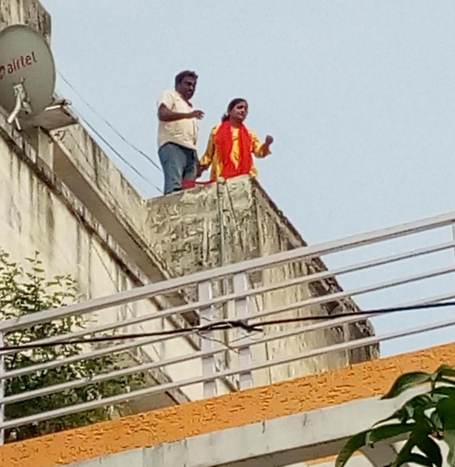 నీళ్లు రాకుండా అడ్డుకుంటున్నార‌ని ఆ దంప‌తులు ఏం చేశారంటే..