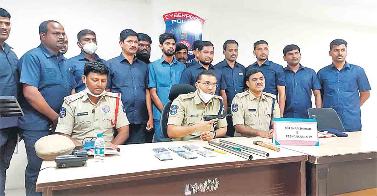 రాత్రి వేళ..దారిలో భయపెట్టి..