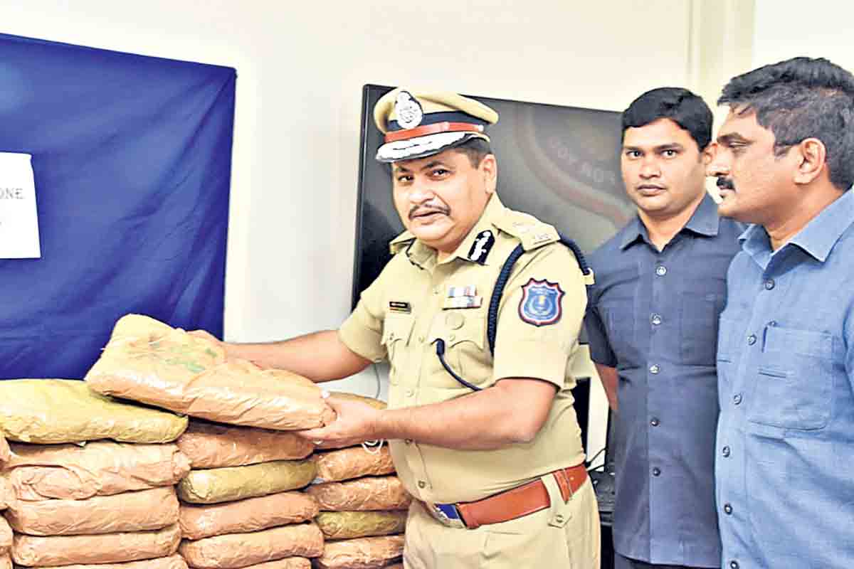 అరటిపండ్ల ముసుగులో గంజాయి సరఫరా