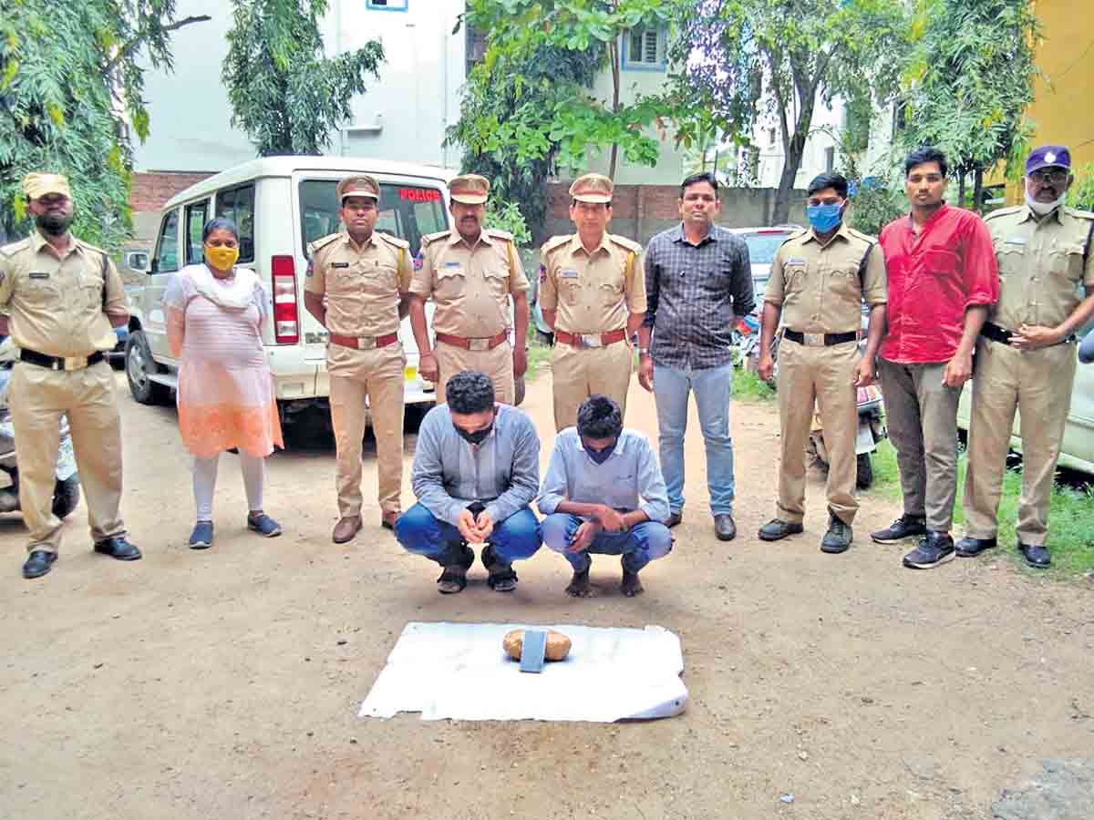 కళాశాల విద్యార్థులే లక్ష్యంగా..