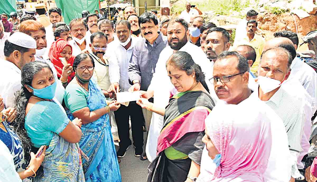 భూ నిర్వాసితులకు నష్టపరిహారం చెల్లింపు