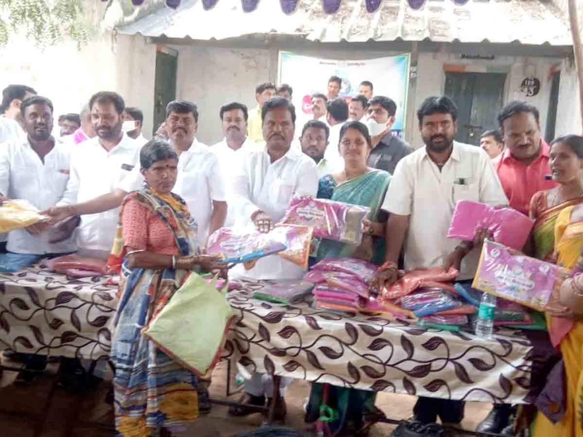 Amangal : ఆడపడుచులకు బతుకమ్మ చీరల పంపిణీ