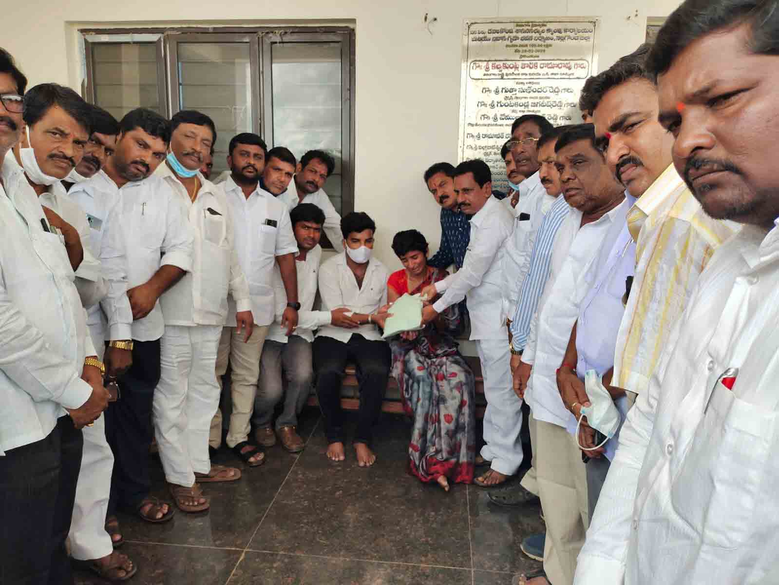 Devarakonda: చైత్ర కుటుంబానికి రూ.4లక్షల ఆర్థిక సాయం