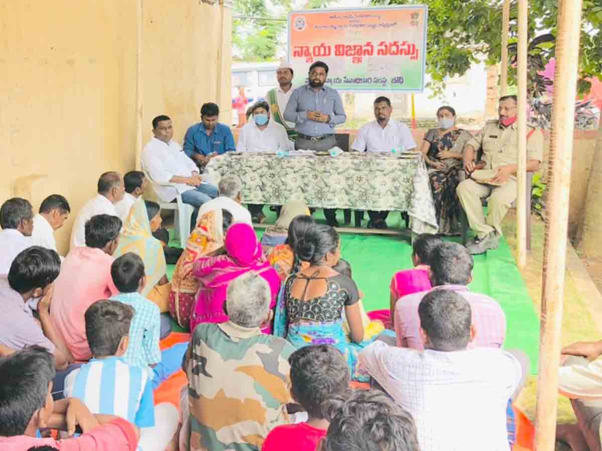 చట్టాలపై అవగాహన కలిగి ఉండాలి