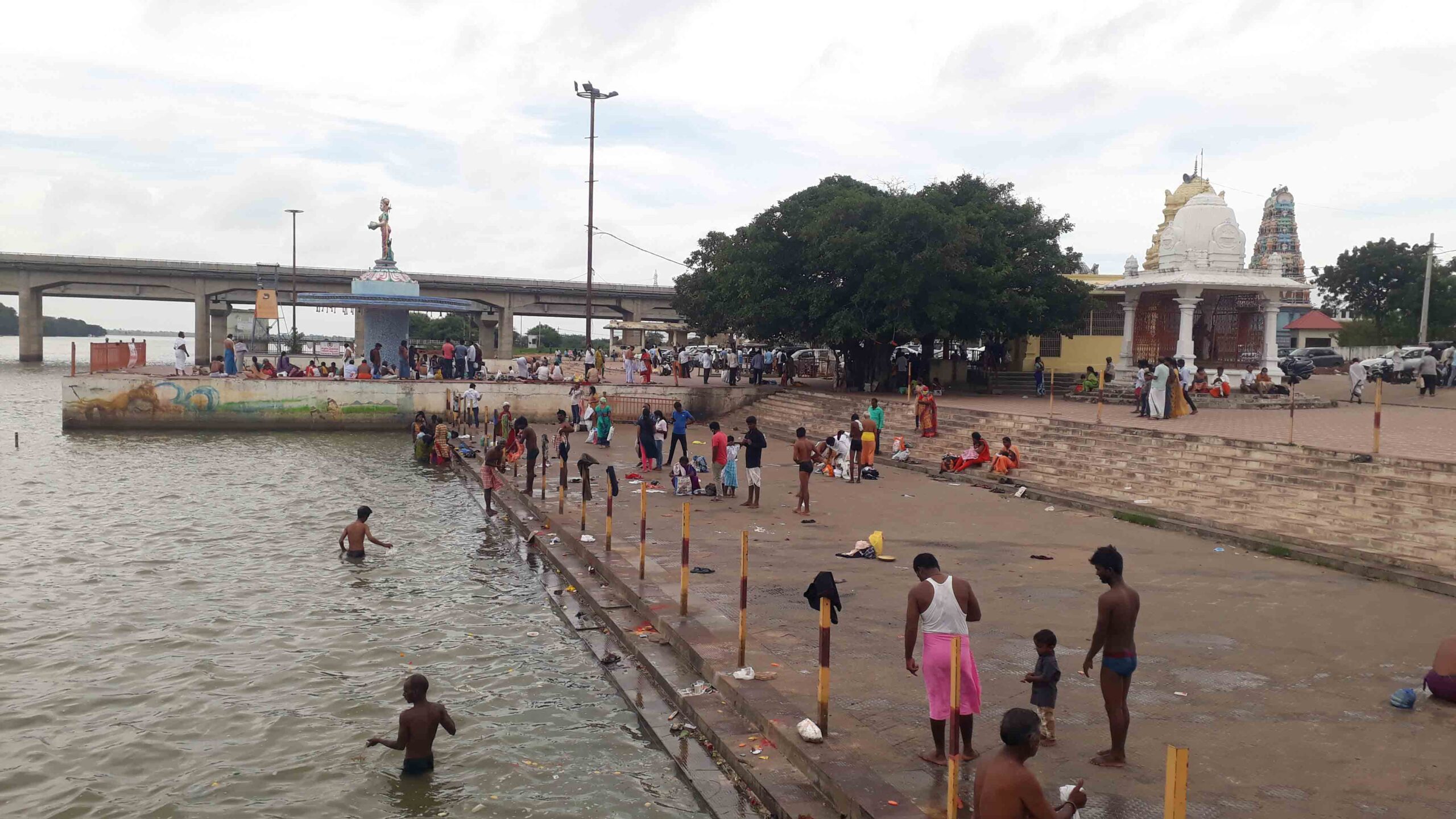 బీచుపల్లికి పోటెత్తిన భక్తులు