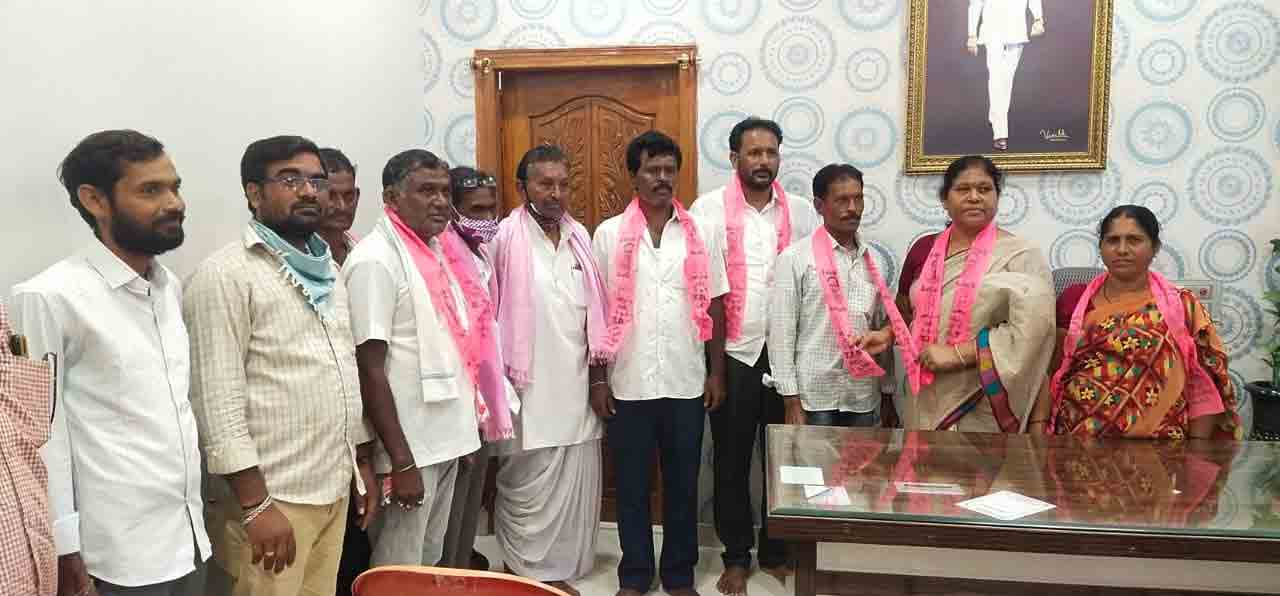 టీఆర్‌ఎస్‌లో చేరిన కాంగ్రెస్‌ నాయకులు..