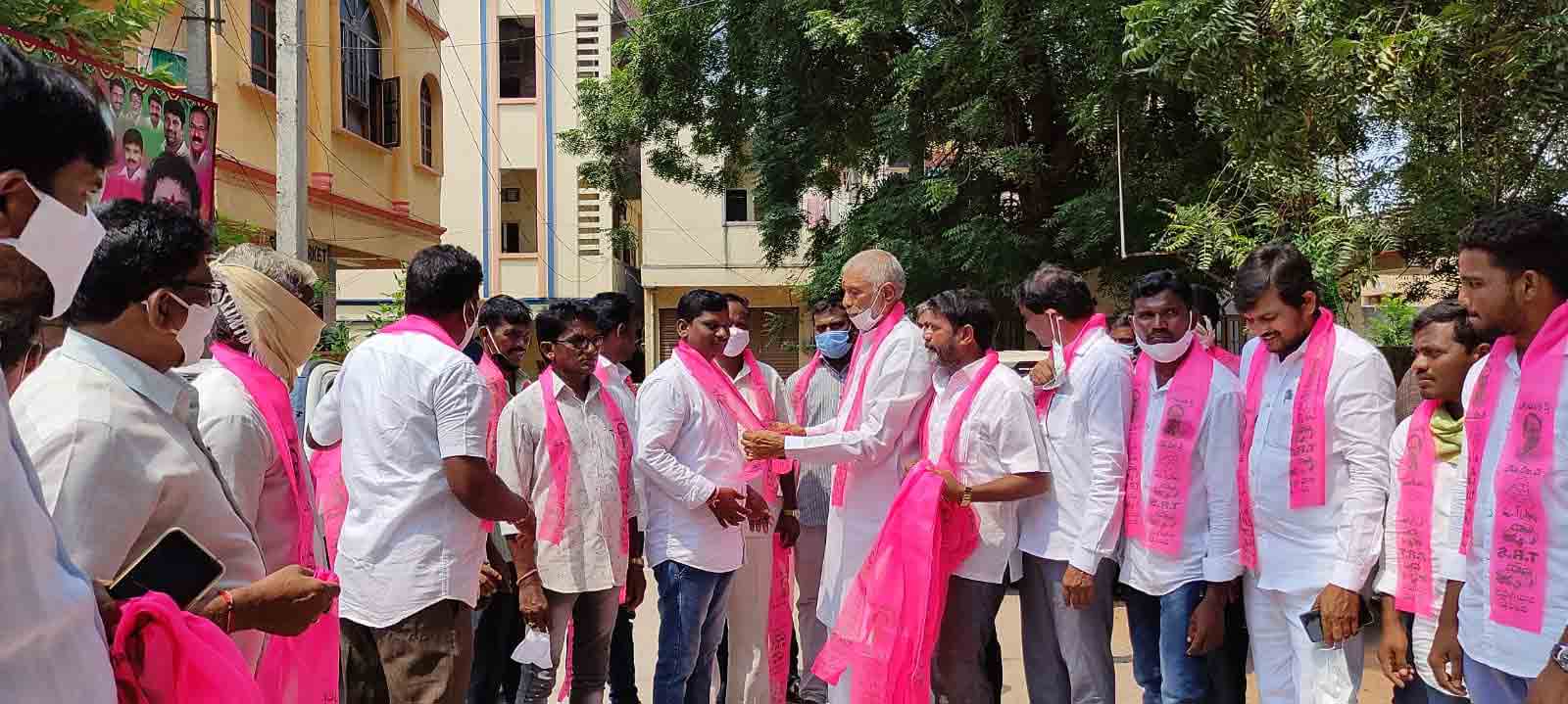 ఎమ్మెల్యే సమక్షంలో టీఆర్‌ఎస్‌లో చేరిన కాంగ్రెస్‌ నాయకులు