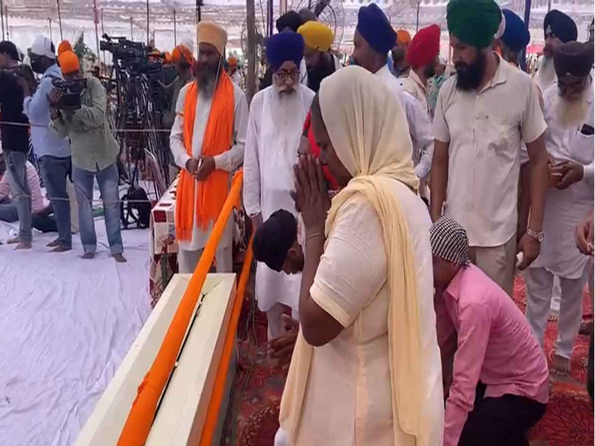 Tributes : లఖింపూర్‌ మృతులకు నివాళులు.. సీతాపూర్‌లో ప్రియాంక అడ్డగింత