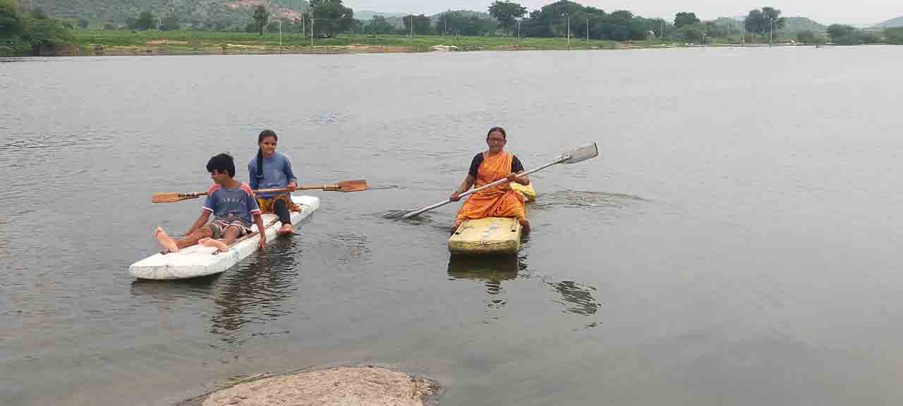 పొలం పోవాలంటే.. తెప్ప ఎక్కాల్సిందే…!