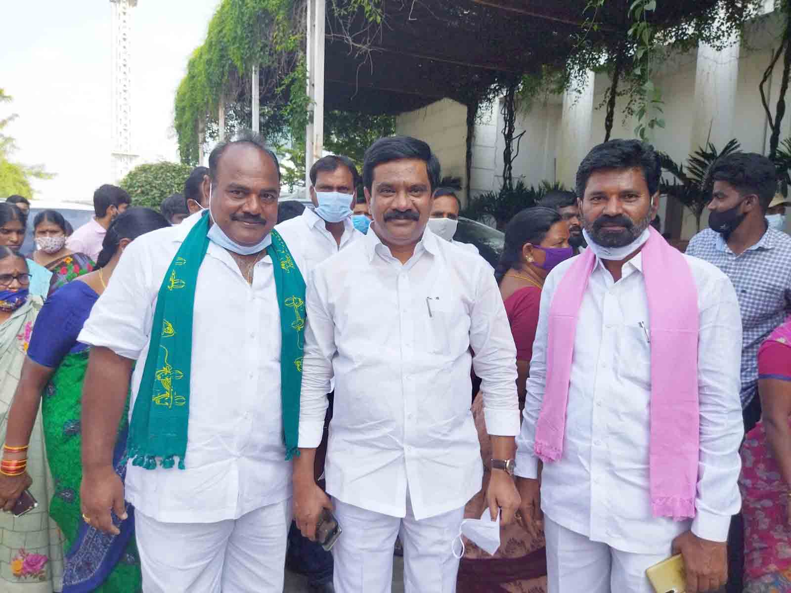 హైదరాబాద్‌కు తరలిన టీఆర్‌ఎస్ నాయకులు..