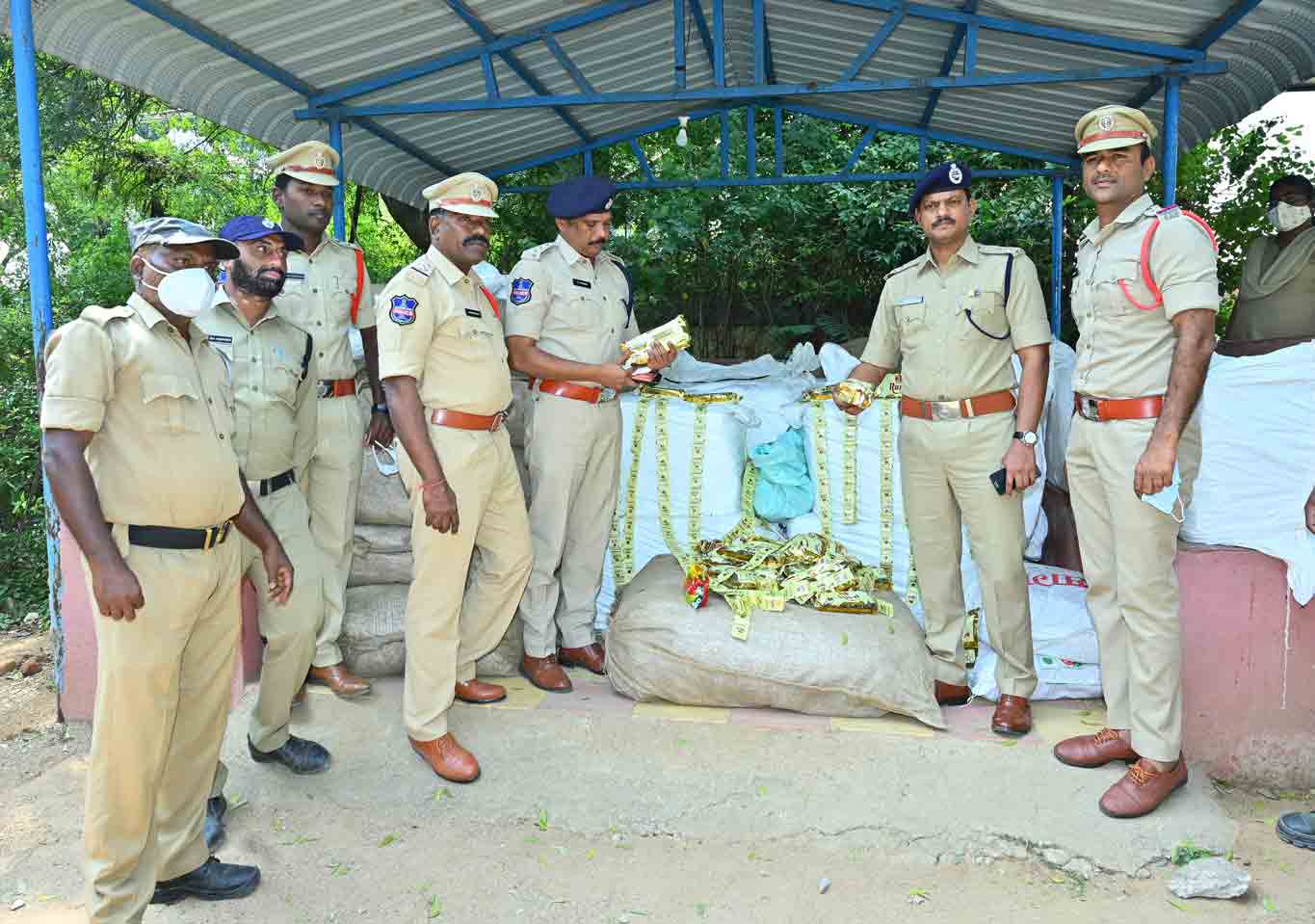 రూ. 15 లక్షల 50వేల నిషేదిత గుట్కా స్వాధీనం..