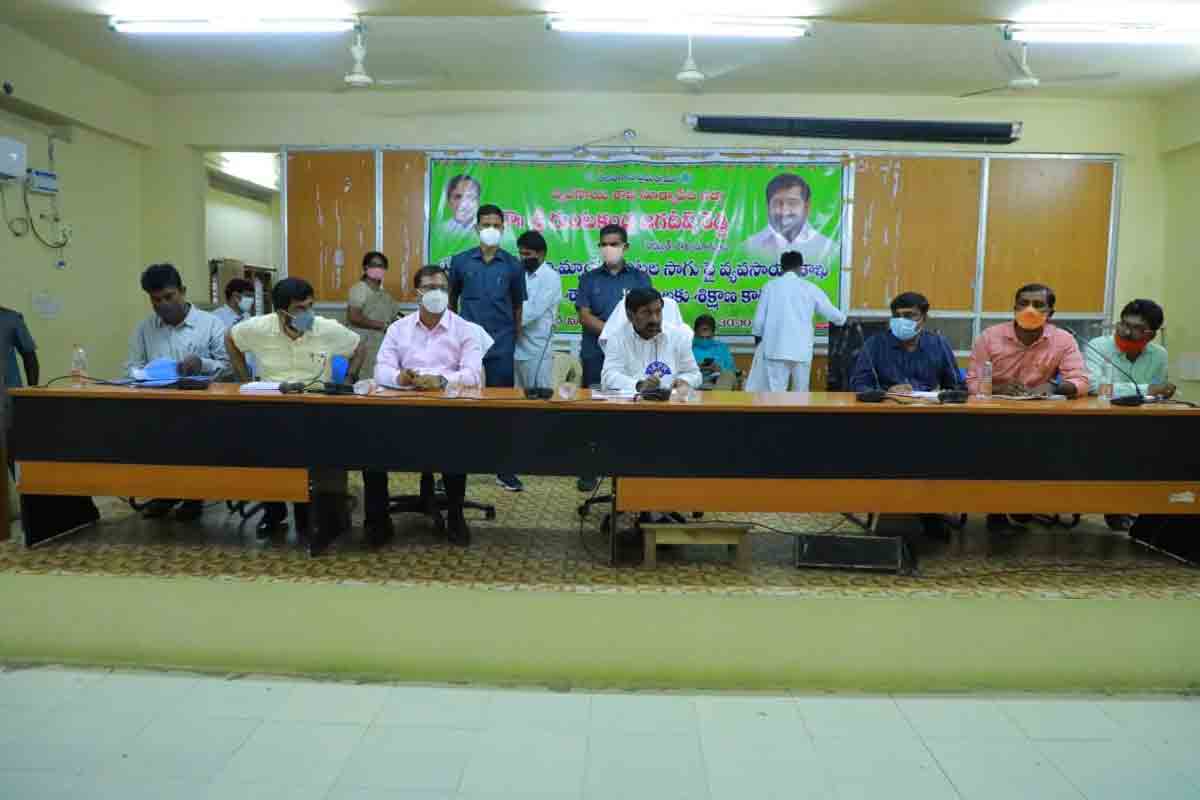 లాభదాయక పంటలపై రైతులను చైతన్యం చేయాలి