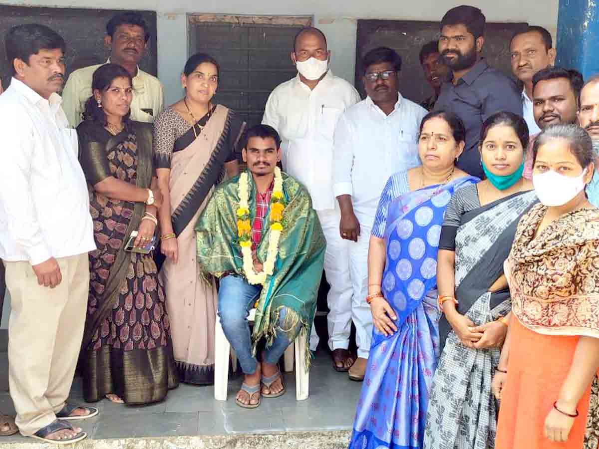 Vikarabad : ఐఐటీ జేఈఈలో మెరిసిన గిరిపుత్రుడు