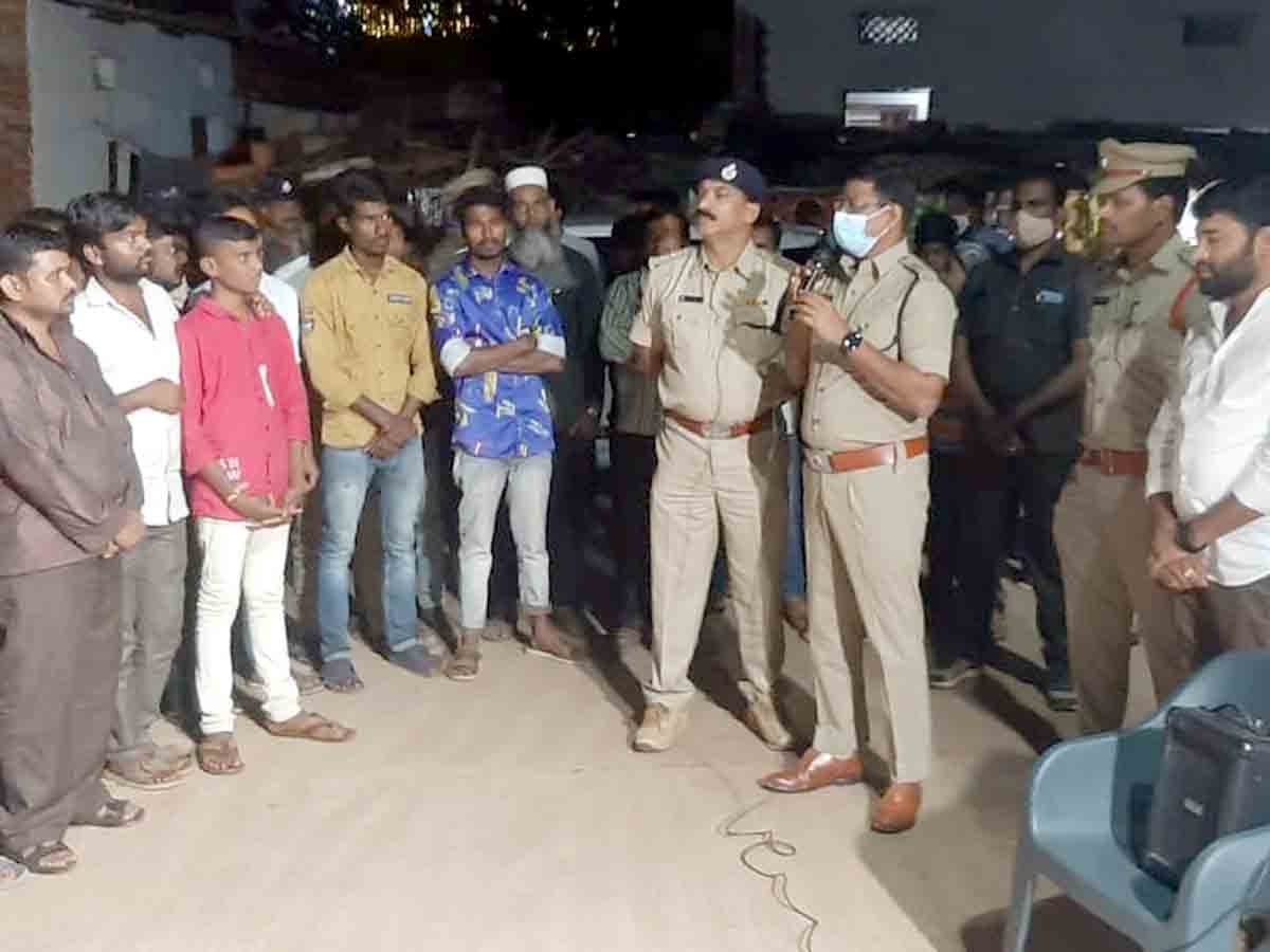 Vikarabad : మన్నెగూడలో కార్డెన్‌ సెర్చ్‌..