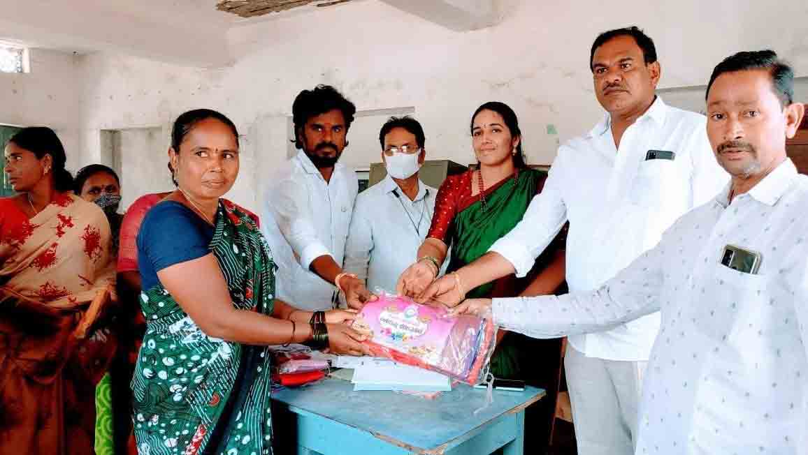 ఆడపడుచులకు బతుకమ్మ చీరలు