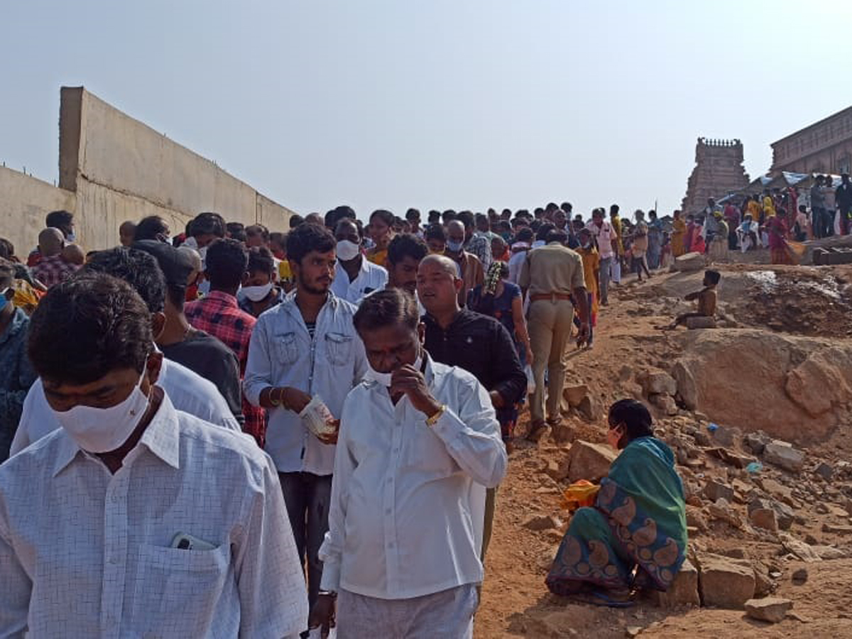 యాదాద్రిలో భక్తుల కోలాహలం