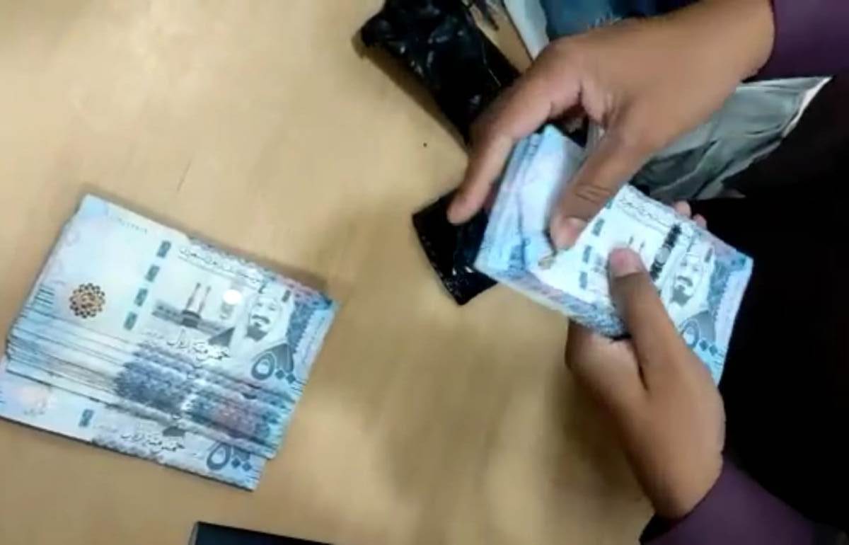 Shamshabad airport | శంషాబాద్‌ ఎయిర్‌పోర్టులో 10లక్షల సౌదీ రియాల్ ప‌ట్టివేత‌