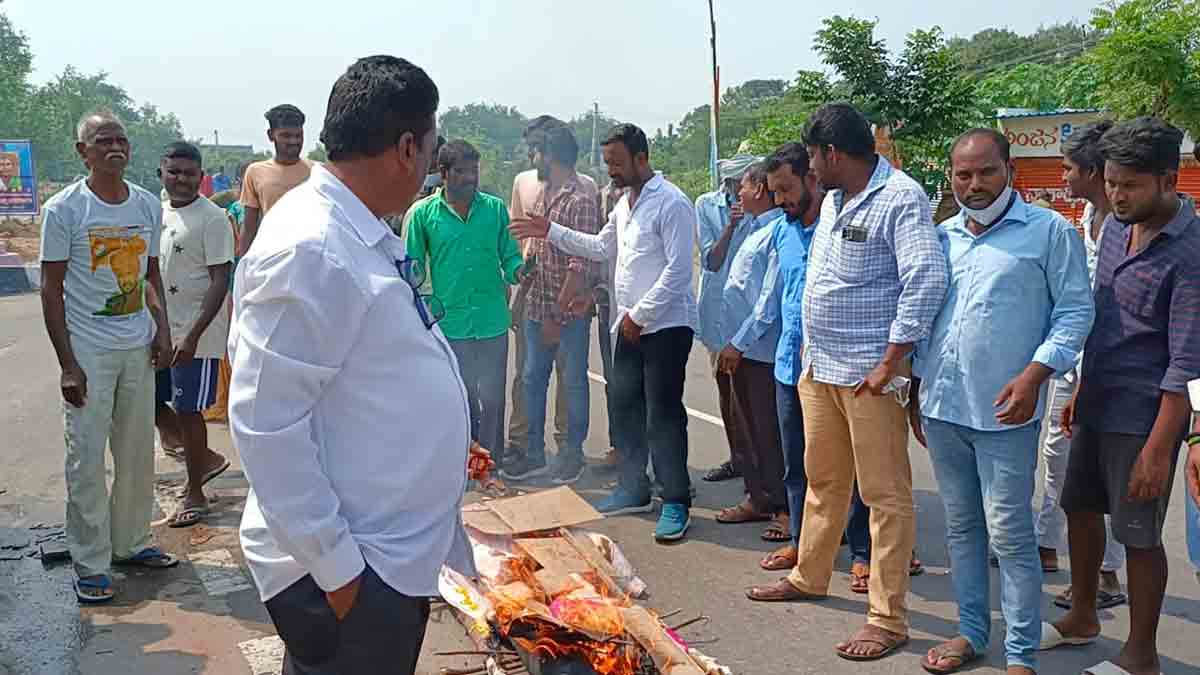 మా నోట్లె మట్టికొట్టి నువ్వేం బాగుపడ్తవ్‌?