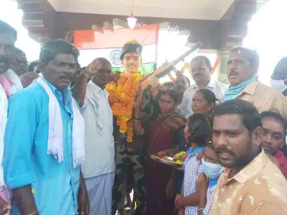 జవాన్‌ విగ్రహావిష్కరణ.. భారీగా తరలివచ్చిన యువకులు