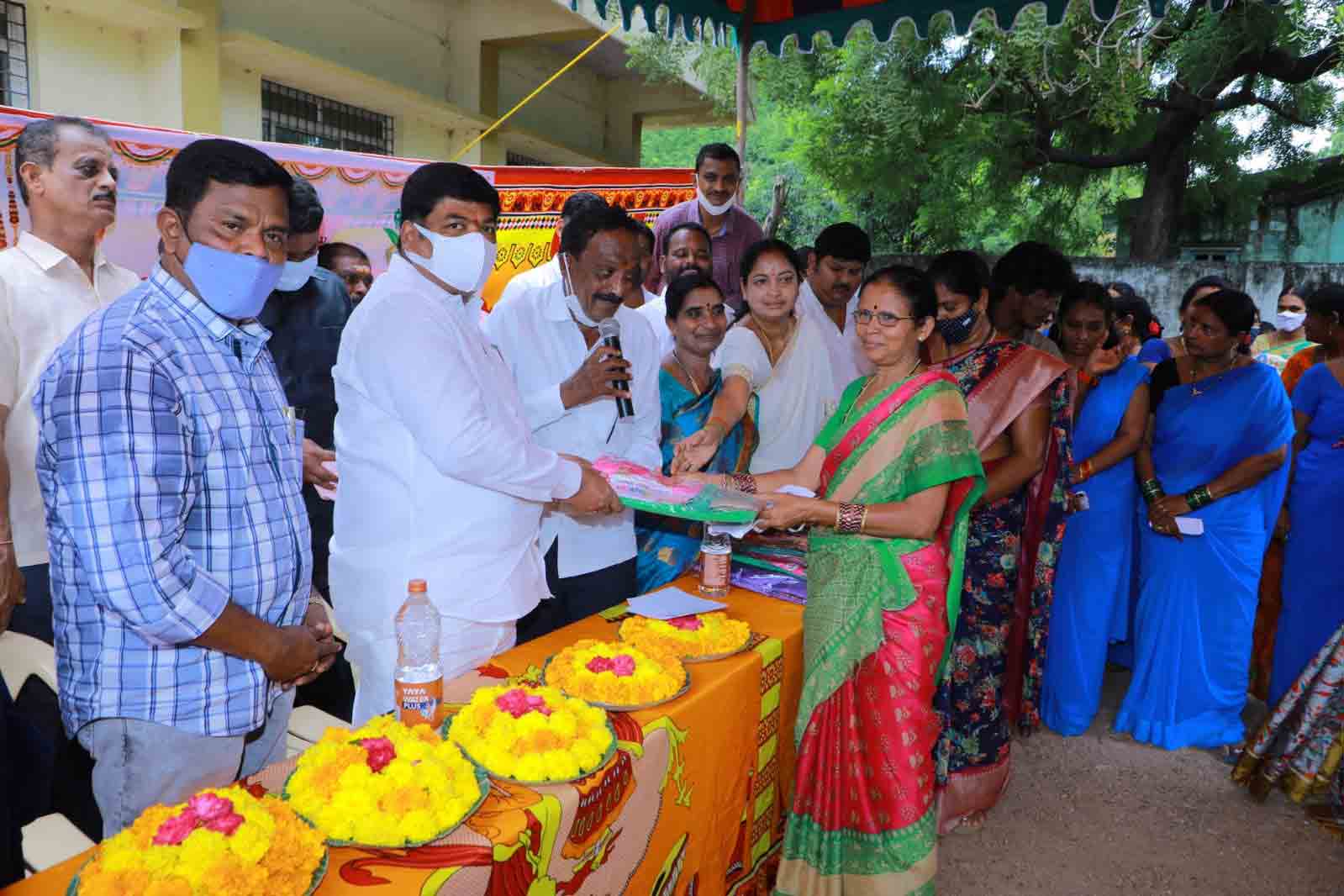 చీరల పంపిణీ హర్షణీయం ..