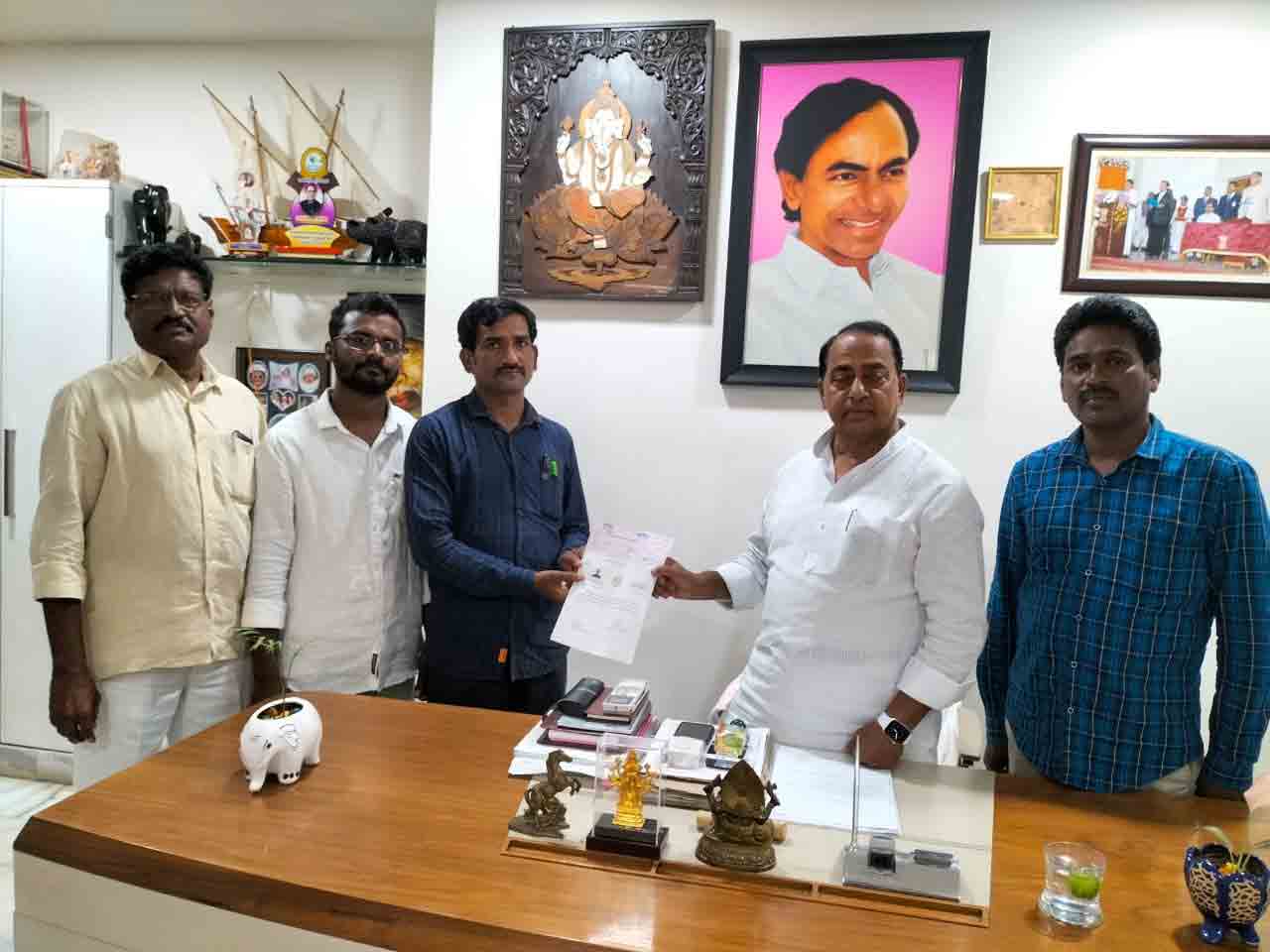 సీఎంఆర్ఎఫ్ చెక్కులను పంపిణీ చేసిన మంత్రి ..