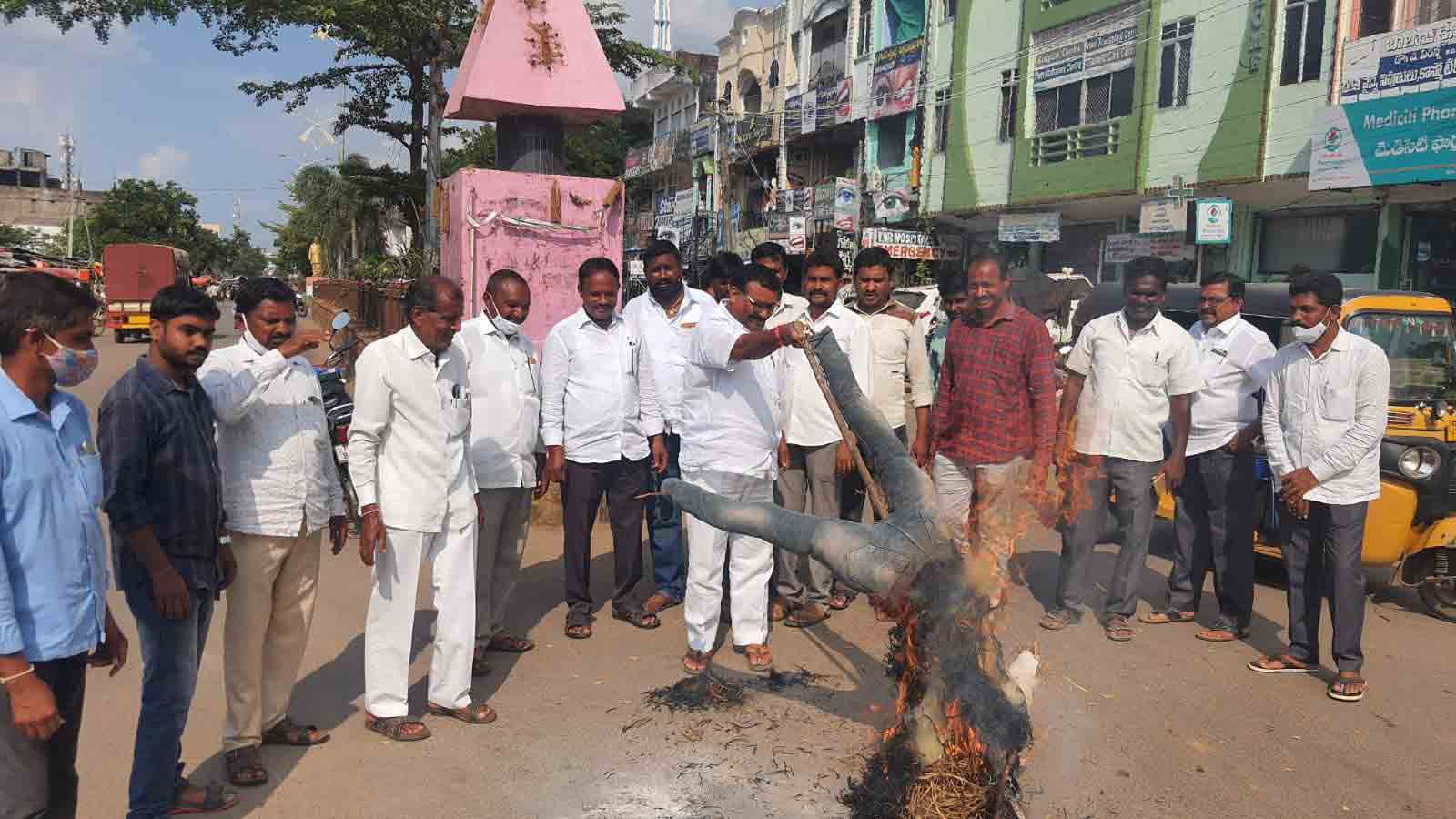 కేంద్ర మంత్రిని బర్తరఫ్‌ చేయాలని..               మోదీ దిష్టిబొమ్మ దహనం