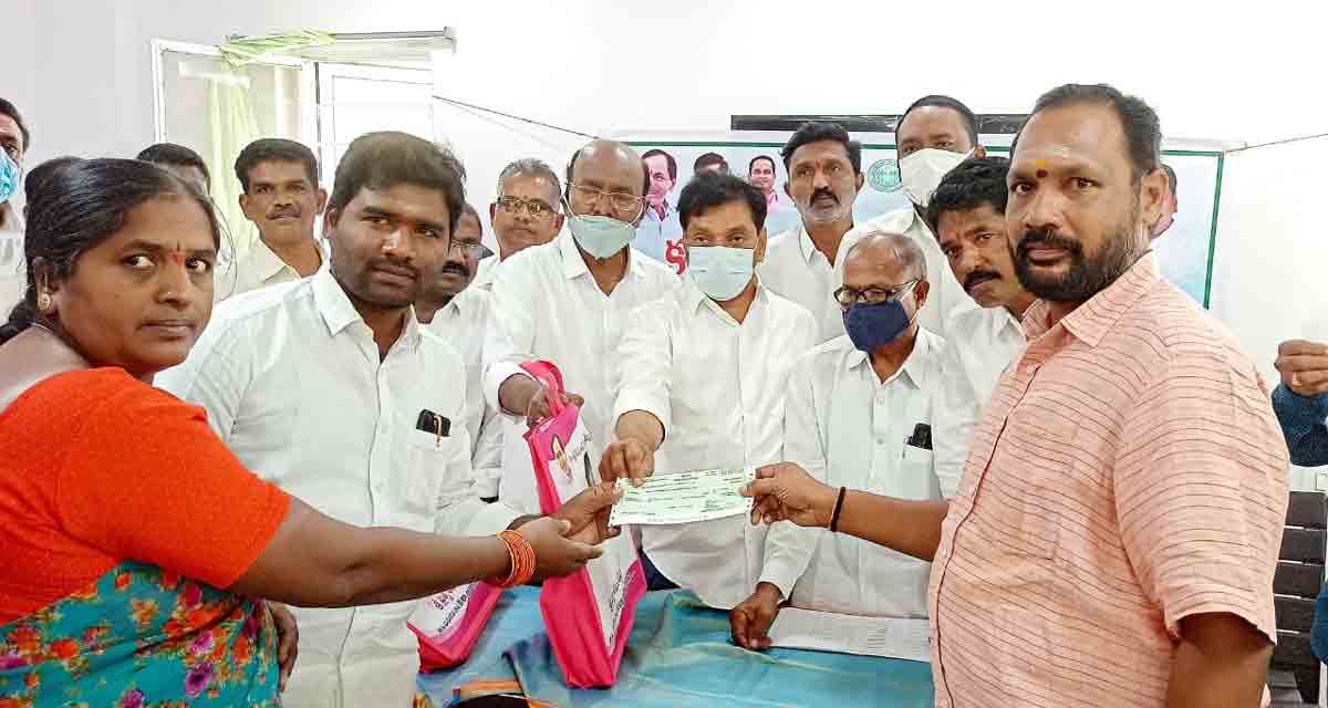 ఆడబిడ్డలకు పెద్దన్న సీఎం కేసీఆర్‌