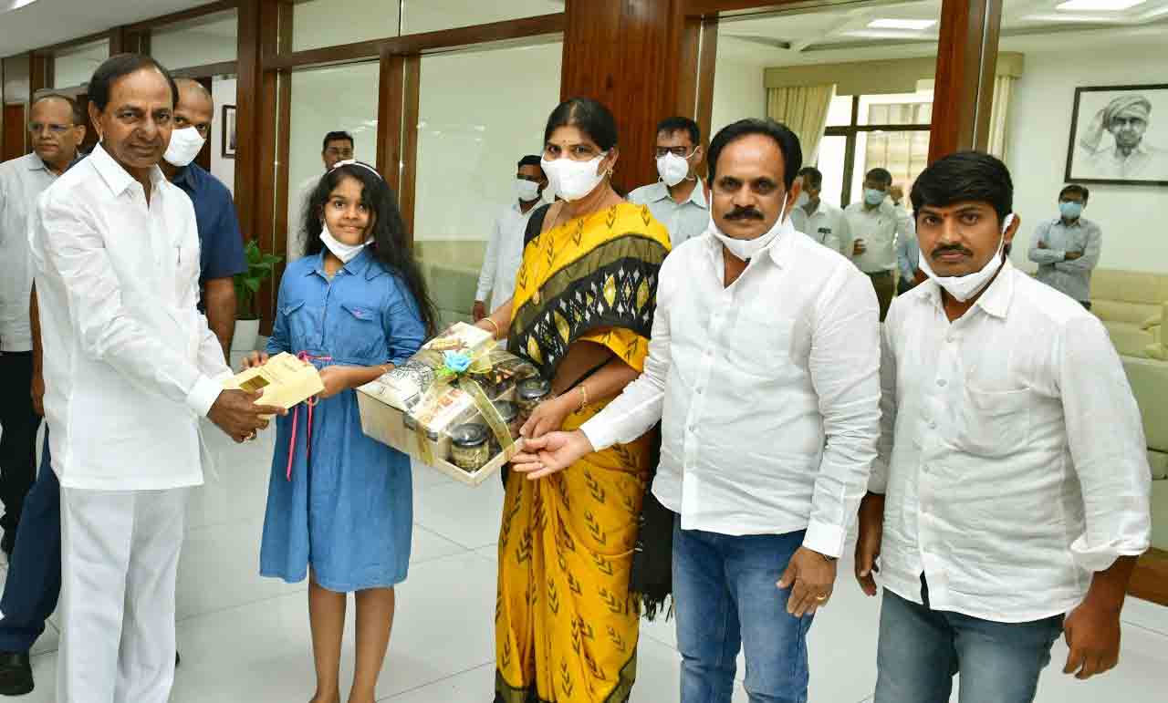 సీఎం కేసీఆర్‌ను కలిసిన టీఎస్పీఎస్సీ సభ్యురాలు