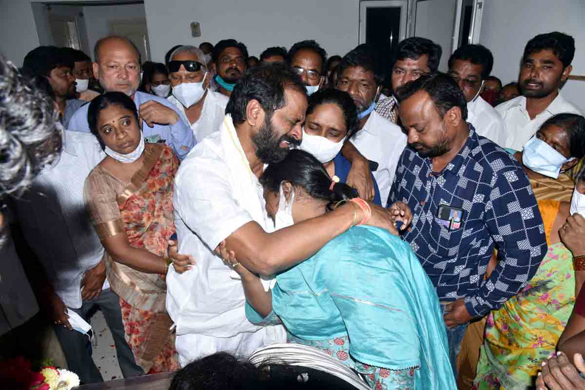 కన్నీటి వీడ్కోలు