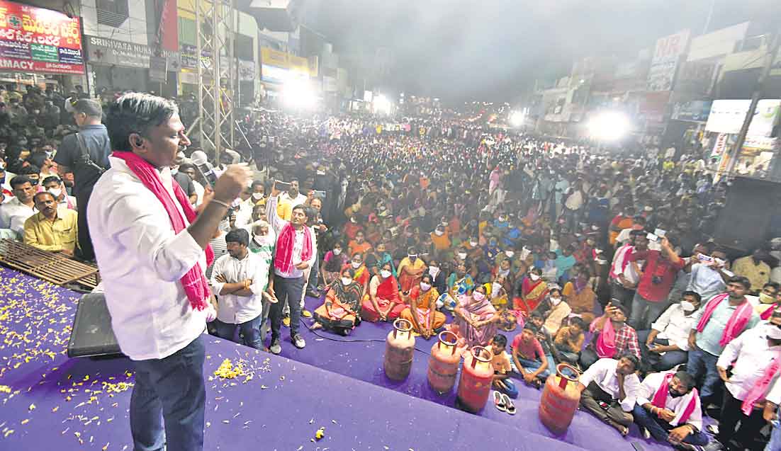 పదవిలో పట్టించుకోలె.. గెలిస్తే ఉద్ధరిస్తడా