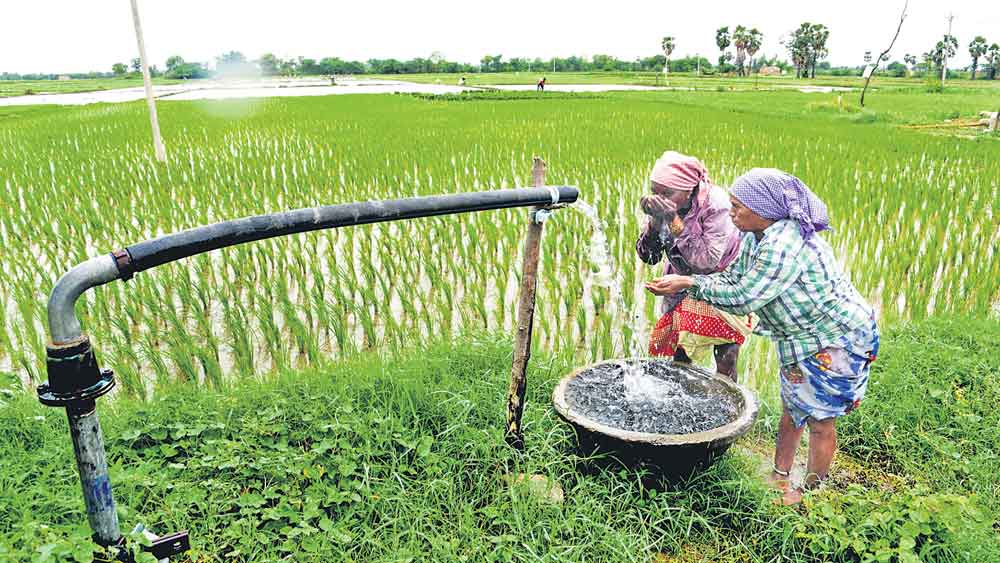 నీళ్లు, కరెంటు మీరు ఇయ్యలే.. మేమిస్తున్నం