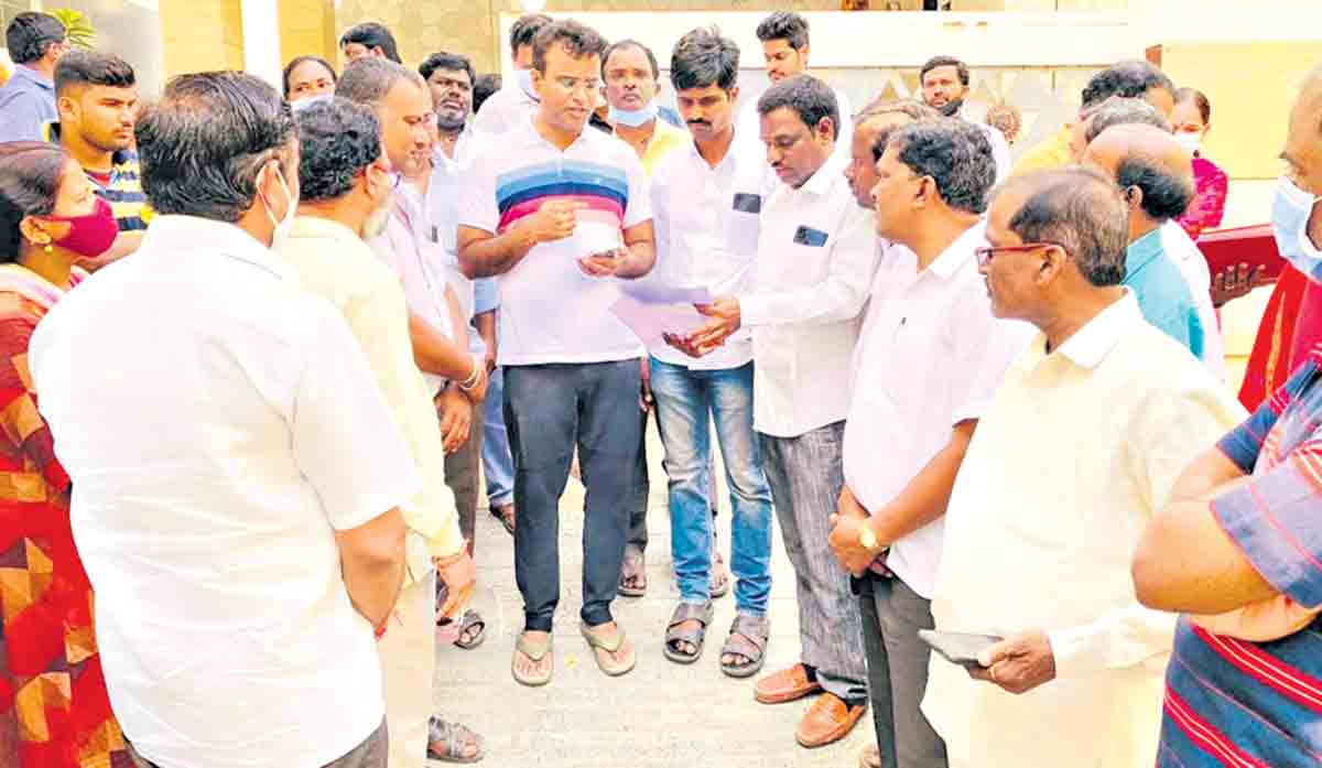 తక్షణమే సమస్యలు పరిష్కరించాలి