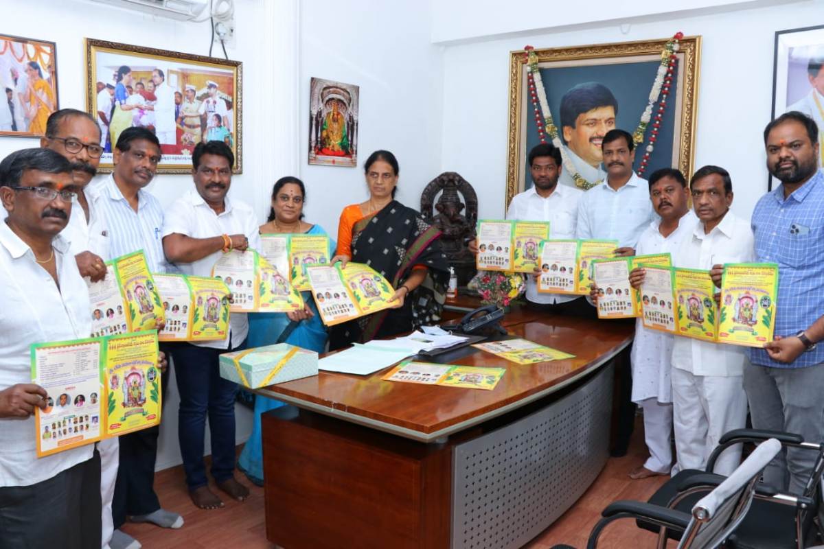 Devi navaratrulu | దేవి శరన్నవరాత్రోత్స వాల బ్రోచర్‌ను ఆవిష్కరించిన మంత్రి సబితారెడ్డి