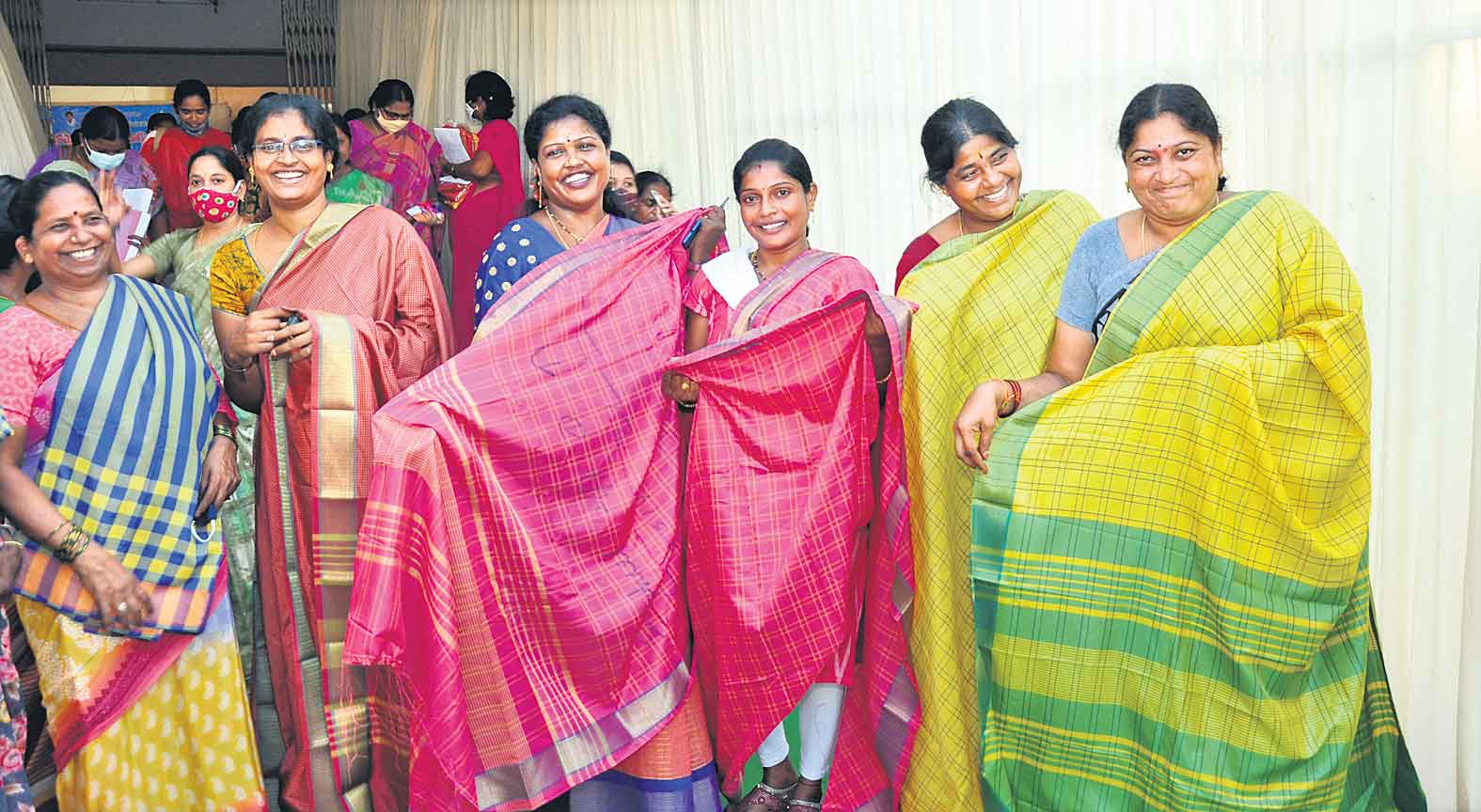 ఊరూరా బతుకమ్మ చీర సంబురం