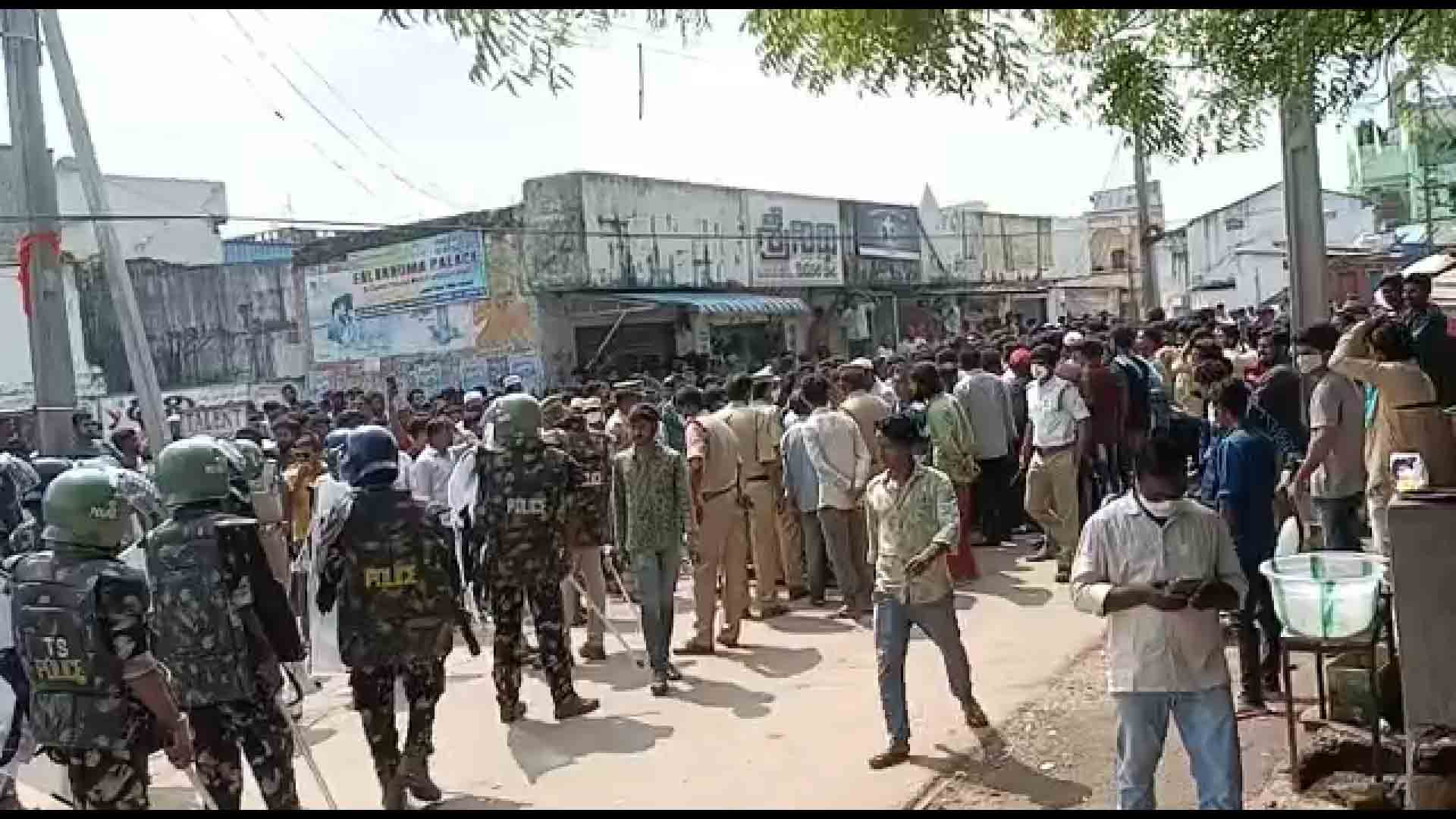 చిన్నారిపై లైంగిక దాడి.. నిందితుడిని శిక్షించాలని నిరసన