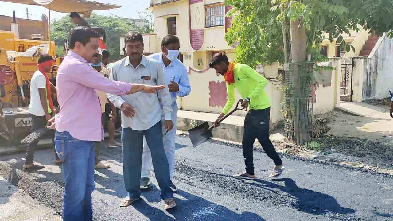 వేల్పూర్‌లో రోడ్డు విస్తరణ పనులను పరిశీలించిన మంత్రి వేముల