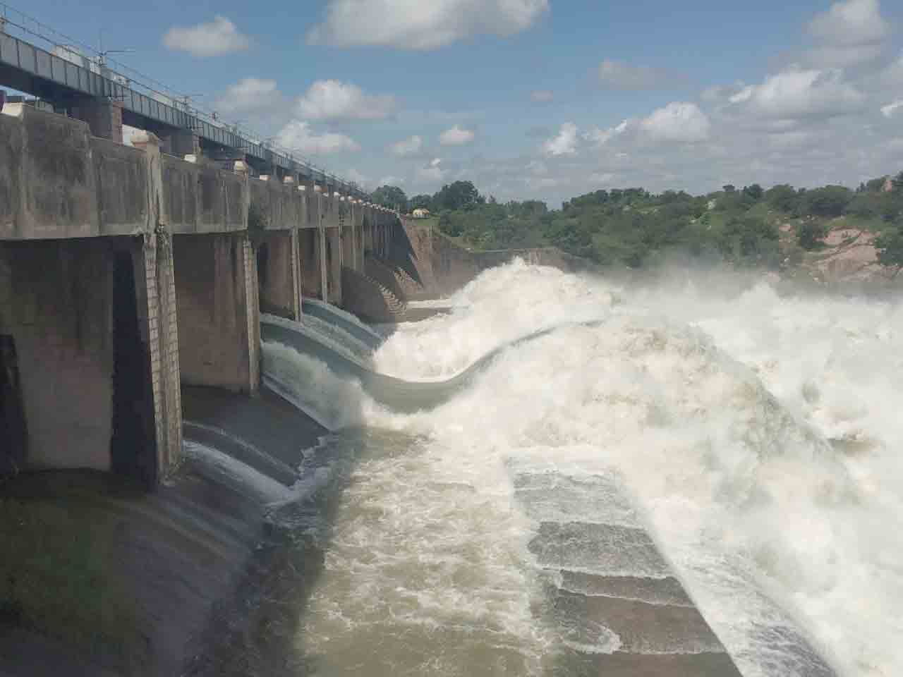నిజాంసాగర్‌ మూడు గేట్ల ద్వారా నీటి విడుదల..