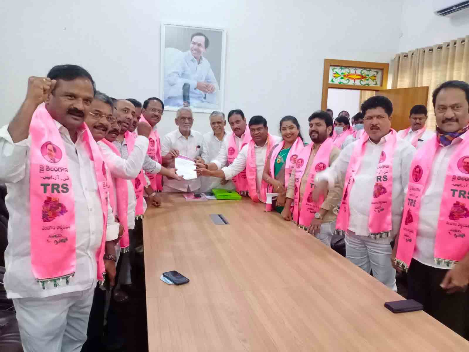 సీఎం కేసీఆర్‌కు మద్దతుగా నామినేషన్లు..