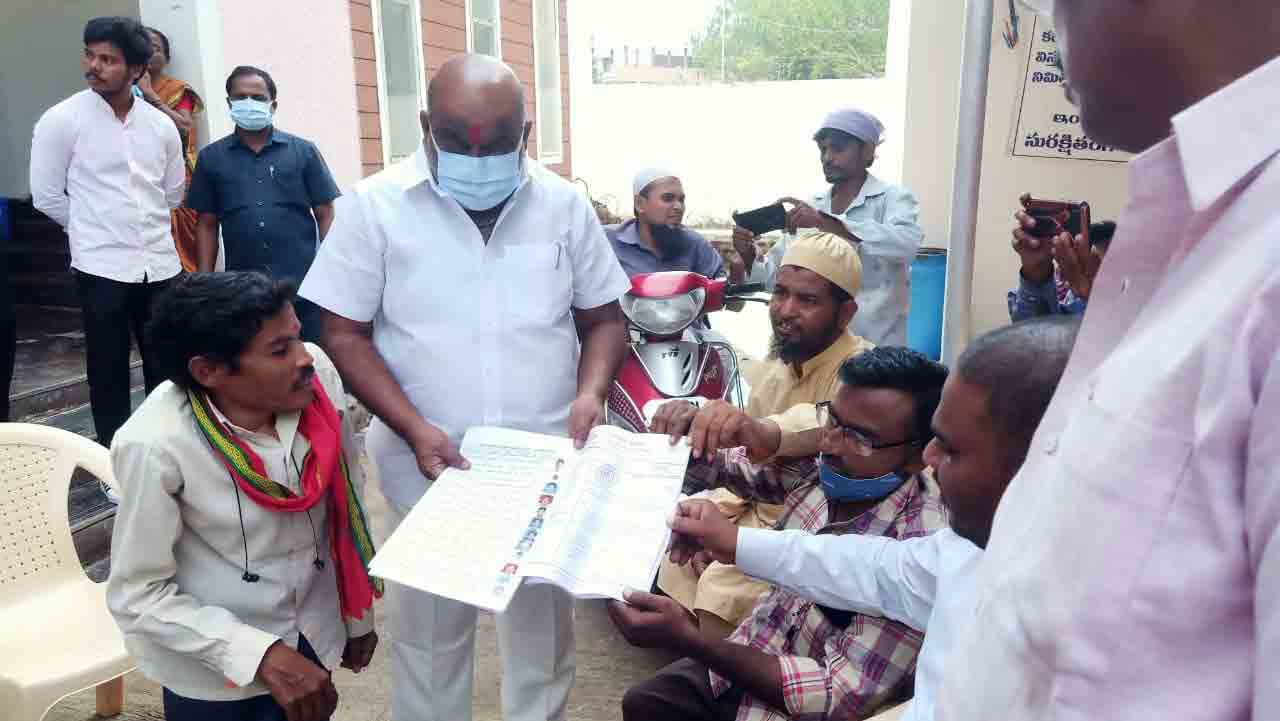 దివ్యాంగులకు తెలంగాణ సర్కారు చేయూత.. ఆదిలాబాద్‌ ఎమ్మెల్యే జోగురామన్న