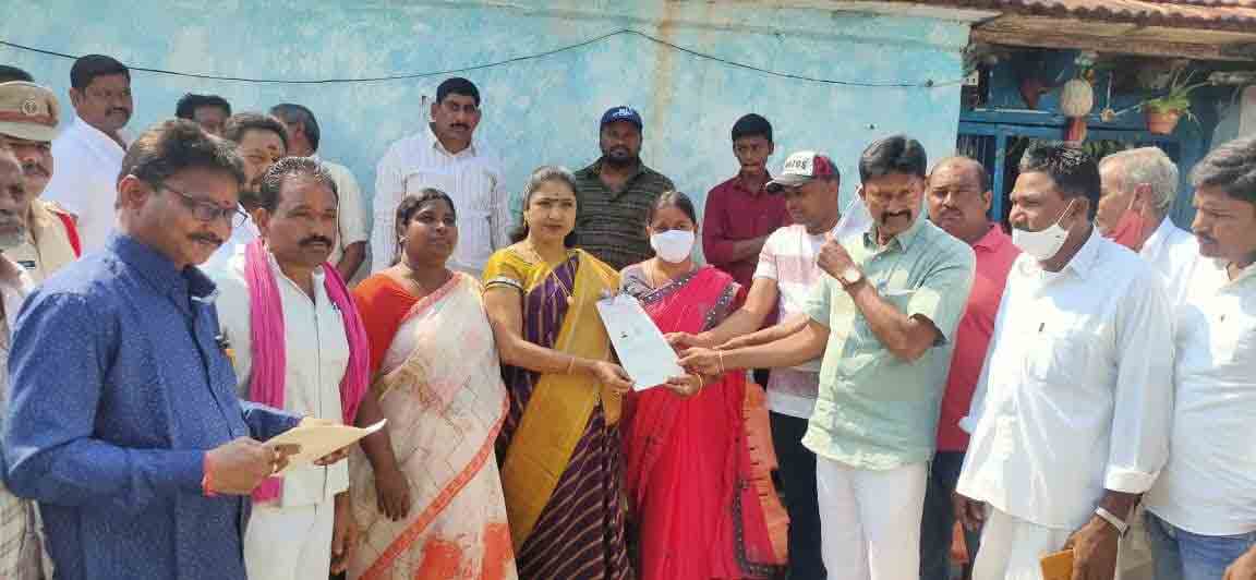 పేదలకు అండగా సీఎం సహాయ నిధి ..     ఎమ్మెల్యే రేఖానాయక్‌